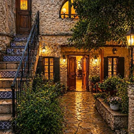 Historic Stone Villa With Private Pool, Garden & Full Sea View 别墅 凯里尼亚