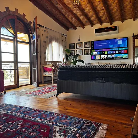 Historic Stone Villa With Private Pool, Garden & Full Sea View 凯里尼亚